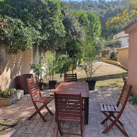 Dans Un Oasis De Verdure - *