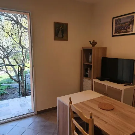 Dans Un Oasis De Verdure -
